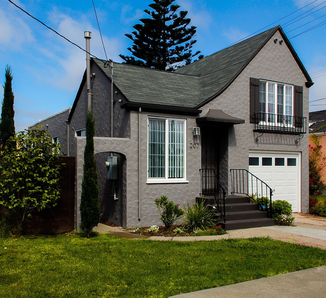 Exterior of 207 S 18th St, a 1940 Charles MacGregor house in Richmond, CA