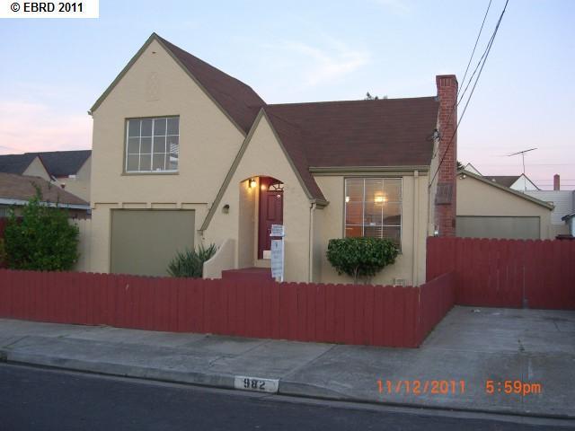 Exterior of 982 29th St, a 1942 Charles MacGregor house in Richmond, CA